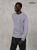 Alpinestars Maglia T-Shirt Essentials Ageless, maglia casual a maniche lunghe da uomo, colore argento, indossata da un modello con jersey di cotone organico