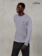 Alpinestars Maglia T-Shirt Essentials Ageless, maglia casual a maniche lunghe da uomo, colore argento, indossata da un modello con jersey di cotone organico