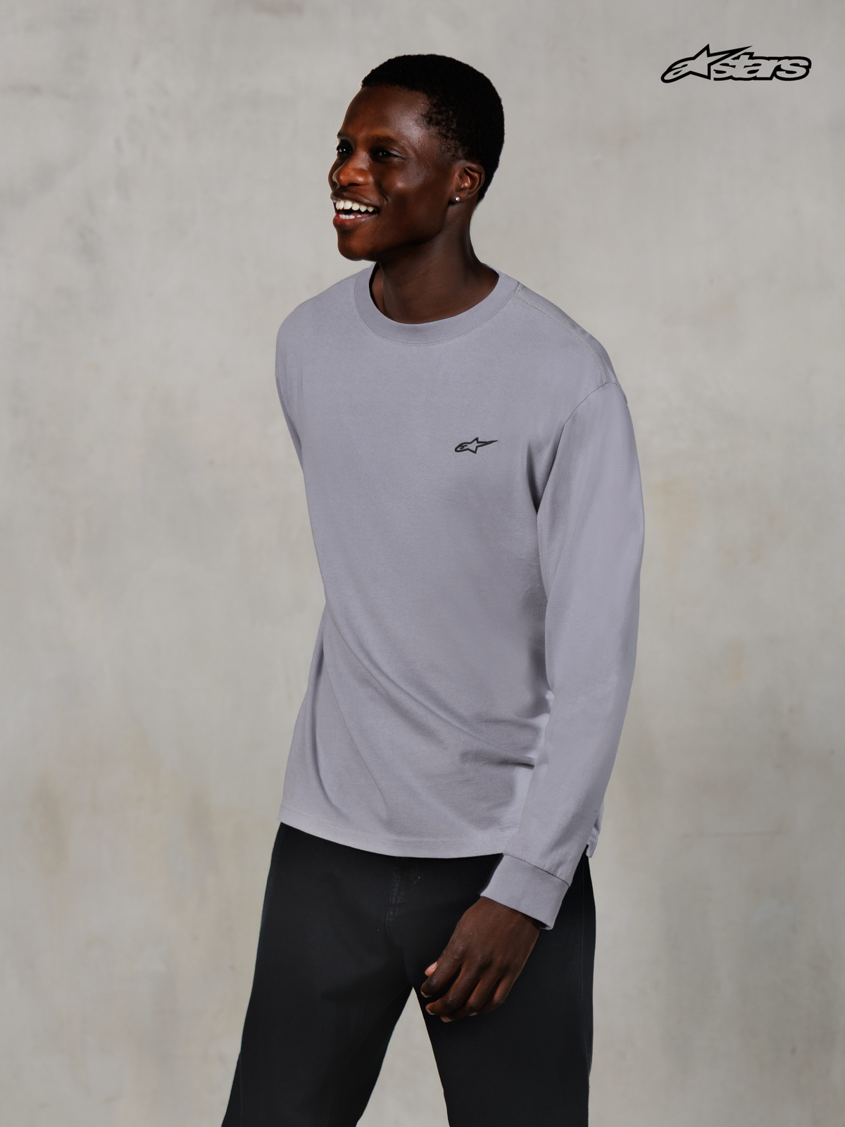 Alpinestars Maglia T-Shirt Essentials Ageless, maglia casual a maniche lunghe da uomo, colore argento, indossata da un modello con jersey di cotone organico