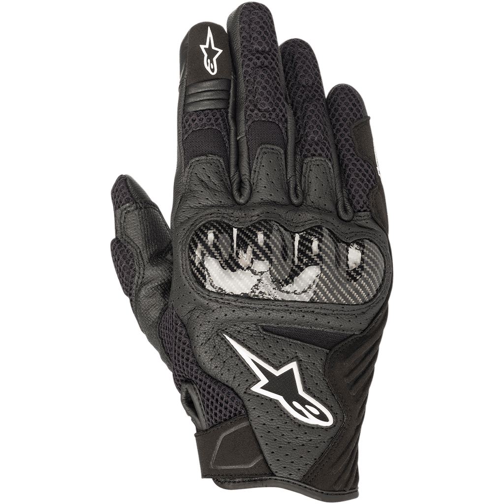 Guanti Alpinestars SMX-1 Air V2, guanti da moto neri, protezione nocche in stile fibra di carbonio, logo stella bianco, pannelli in mesh e pelle traforata per la ventilazione, design a polsino corto per uso stradale e urbano.