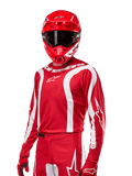 Alpinestars Maglia Fluid Lurv 2024, maglia da motocross, rosso Mars e bianco, indossata con casco e guanti coordinati, design sportivo audace con strisce curve bianche e marchio Alpinestars