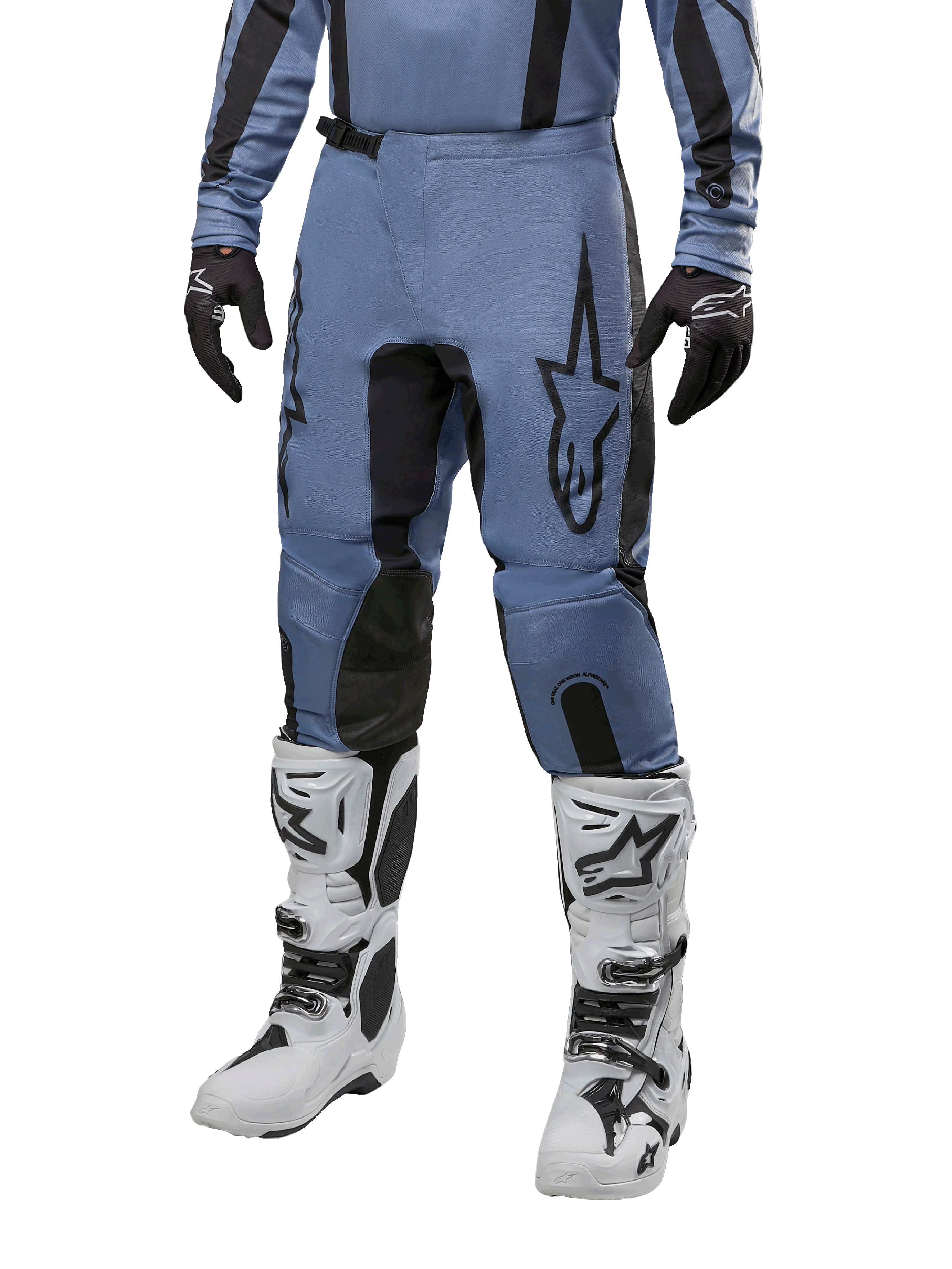 Pantaloni Alpinestars Fluid Lurv 2024, pantaloni da motocross blu chiaro e nero, indossati con maglia a maniche lunghe coordinata e stivali da motocross bianchi, caratterizzati da un evidente logo a stella nero sulla coscia e pannelli interni rinforzati sulle ginocchia, vista frontale su sfondo bianco.