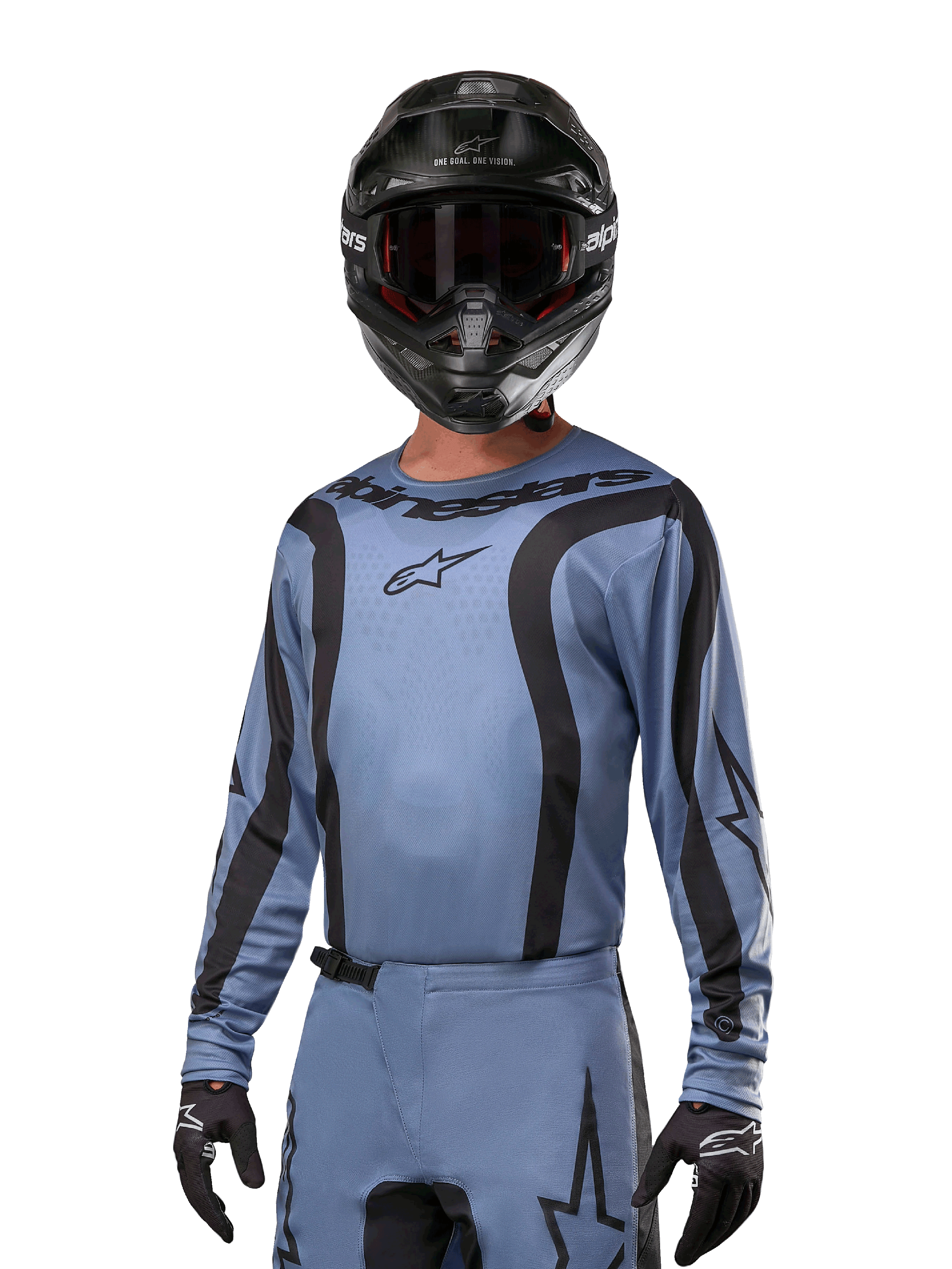 Pilota di motocross con maglia Alpinestars 2024 Fluid Lurv, azzurro e nero, abbinata a casco e occhiali neri, con grafiche nere e logo a stella Alpinestars, abbigliamento tecnico per gare fuoristrada