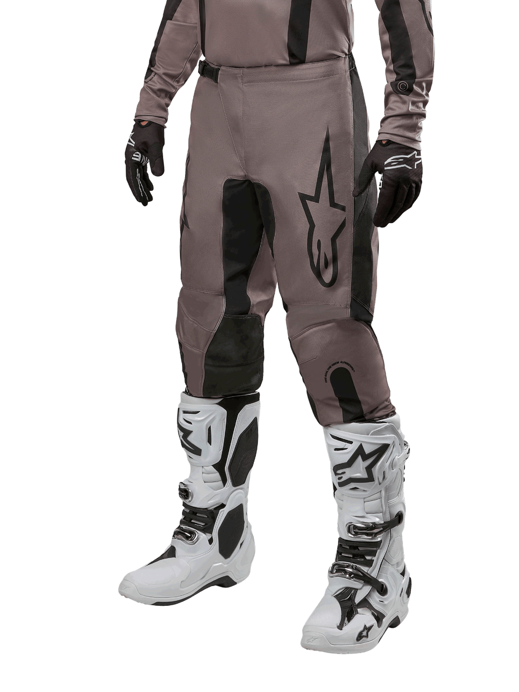 Alpinestars 2024 Fluid Lurv Pants, pantaloni da motocross, fango e nero, con logo Alpinestars, indossati con guanti neri e stivali da motocross bianchi, design sportivo per gare fuoristrada