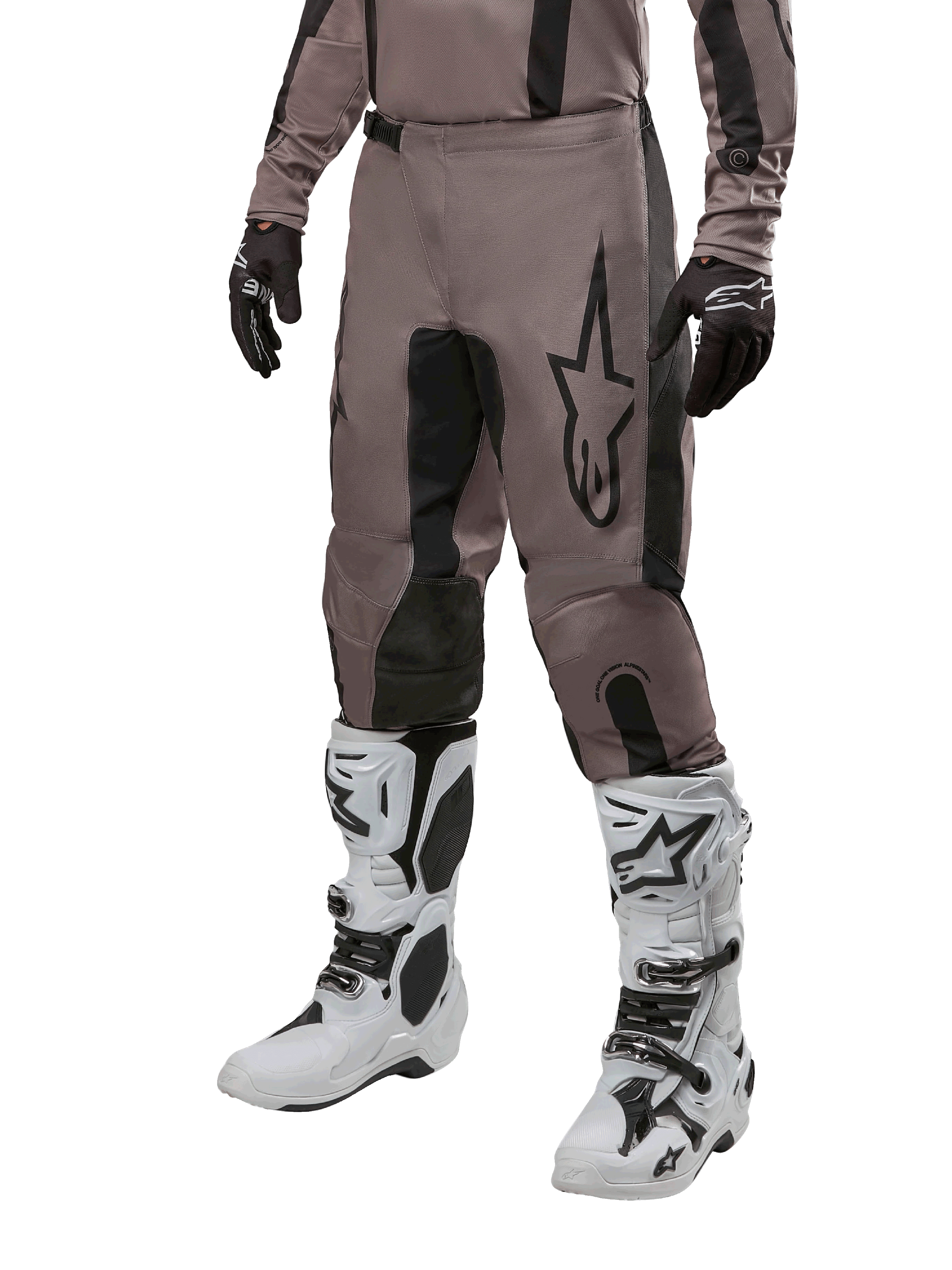 Alpinestars 2024 Fluid Lurv Pants, pantaloni da motocross, fango e nero, con logo Alpinestars, indossati con guanti neri e stivali da motocross bianchi, design sportivo per gare fuoristrada