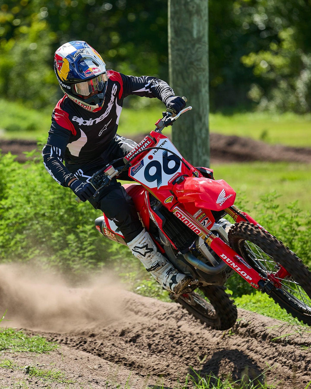 Alpinestars Completo Fluid Haul 2025, maglia e pantaloni motocross neri e bianchi, pilota numero 96 su moto Honda rossa.