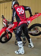 Alpinestars completo Fluid Haul 2025, maglia e pantaloni da motocross, nero e rosso, indossato dal pilota 96 con moto