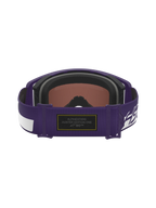 Maschera Alpinestars Limited Edition HUNTA96 XXV Supertech Vision, viola e bianco, vista posteriore della fascia regolabile con toppa in Alcantara nera, cuciture gialle a contrasto e marchio Hunter Edition One, occhiali da motocross premium ispirati alla Porsche GT3RS