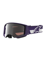 Alpinestars Limited Edition HUNTA96 XXV Supertech Vision Goggles, maschera da motocross, viola e bianco con lenti a specchio argentate, scritta "ONE GOAL. ONE VISION." sulla lente, ampia fascia regolabile con logo Alpinestars, protezione oculare per corse fuoristrada