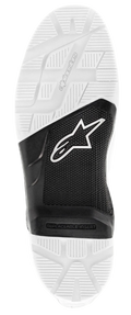 Alpinestars Suola Tech 7 Enduro, suola di ricambio in gomma, bianco e nero, vista dal basso con battistrada tassellato, logo Astars bianco sulla sezione centrale nera e marchio Alpinestars in rilievo, ricambio per stivali da moto fuoristrada