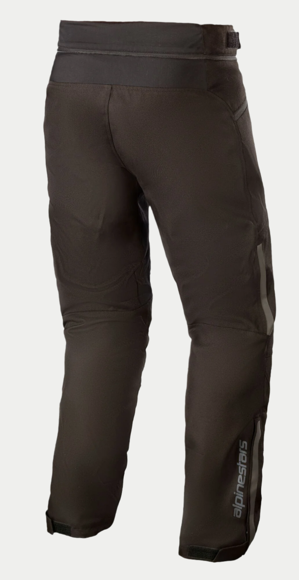 Alpinestars AST-1 V2 Waterproof Pants - Short, pantaloni da moto neri, vista posteriore con struttura in tessuto resistente, logo Alpinestars riflettente sulla parte inferiore della gamba, cerniera di collegamento in vita e cintura regolabile con velcro in vita
