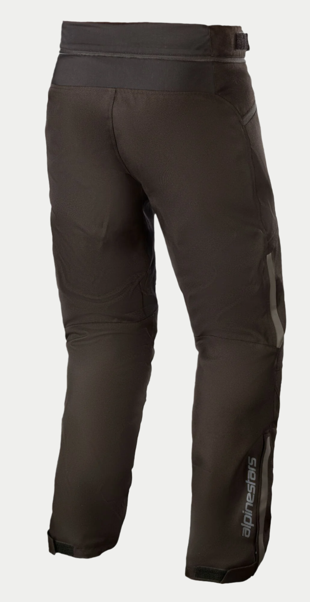 Alpinestars AST-1 V2 Waterproof Pants - Short, pantaloni da moto neri, vista posteriore con struttura in tessuto resistente, logo Alpinestars riflettente sulla parte inferiore della gamba, cerniera di collegamento in vita e cintura regolabile con velcro in vita