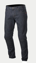 Alpinestars Copper Denim Pants, jeans da moto, blu scuro, con vestibilità regular/dritta, classico design a cinque tasche con un piccolo logo rosso sulla tasca e costruzione della gamba pre-sagomata per la guida urbana.