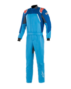 Tuta Alpinestars GP Pro Comp Bootcut FIA, tuta da auto racing, blu cobalto e blu royal con accenti rossi, spalline rosse con loghi bianchi, polsini neri e gambe bootcut, costruzione aramidica multistrato per gare su circuito