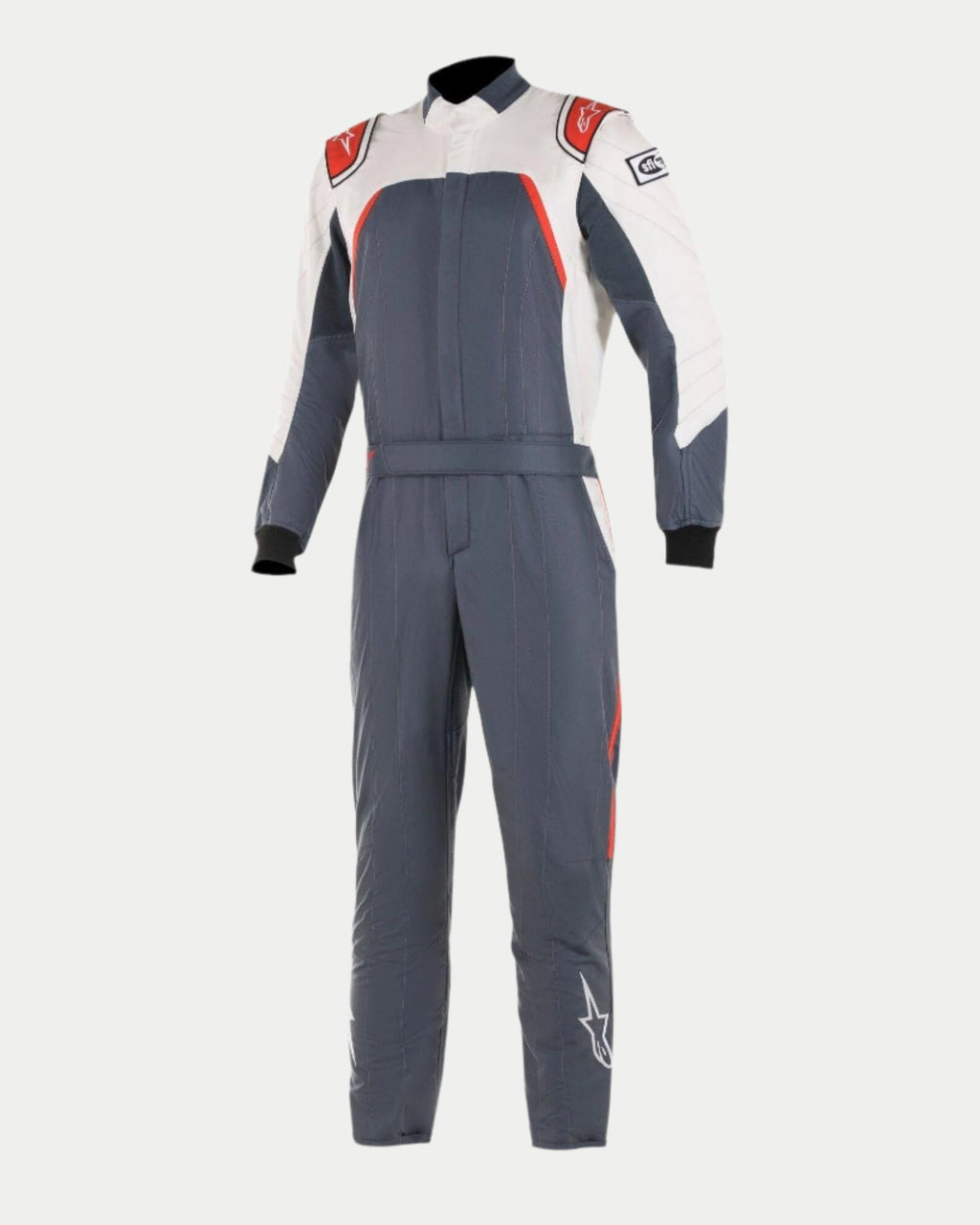 Alpinestars GP Pro Comp Bootcut Suit FIA, tuta da corsa auto, asfalto bianco e rosso, corpo grigio scuro con pannelli bianchi sulle spalle e finiture rosse, loghi Alpinestars su spalle e gambe, costruzione gamba bootcut, design professionale per motorsport