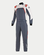 Alpinestars GP Pro Comp Bootcut Suit FIA, tuta da corsa auto, asfalto bianco e rosso, corpo grigio scuro con pannelli bianchi sulle spalle e finiture rosse, loghi Alpinestars su spalle e gambe, costruzione gamba bootcut, design professionale per motorsport