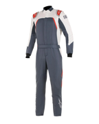 Alpinestars GP Pro Comp Bootcut Suit FIA, tuta da auto, grigio asfalto, bianco e rosso, tuta monopezzo da motorsport con parte superiore del torace e maniche bianche, dettagli rossi sulle spalle, corpo grigio asfalto scuro e gamba con taglio bootcut.