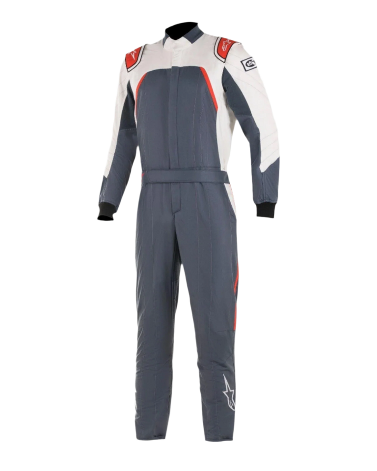 Alpinestars GP Pro Comp Bootcut Suit FIA, tuta da auto, grigio asfalto, bianco e rosso, tuta monopezzo da motorsport con parte superiore del torace e maniche bianche, dettagli rossi sulle spalle, corpo grigio asfalto scuro e gamba con taglio bootcut.
