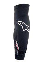 Ginocchiera Alpinestars Aria, nero e bianco, manica in rete traspirante con grande logo Astars bianco, scritta 'ASTARS RIGHT' e cinghia inferiore regolabile, protezione leggera per mountain bike e ciclismo