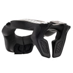 Alpinestars Youth Neck Support, collare da motocross, nero e bianco, caratterizzato da un telaio in polimero sagomato con imbottitura in schiuma EVA testurizzata, logo Alpinestars bianco sulla superficie superiore, sistema stabilizzatore posteriore, progettato per la protezione fuoristrada dei ragazzi