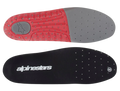 Alpinestars Soletta Tech 7, soletta di ricambio per stivali da motocross Tech 7, grigio scuro e rosso, superficie superiore nera con marchio bianco e lato inferiore testurizzato rosso e grigio, traforata per la traspirabilità