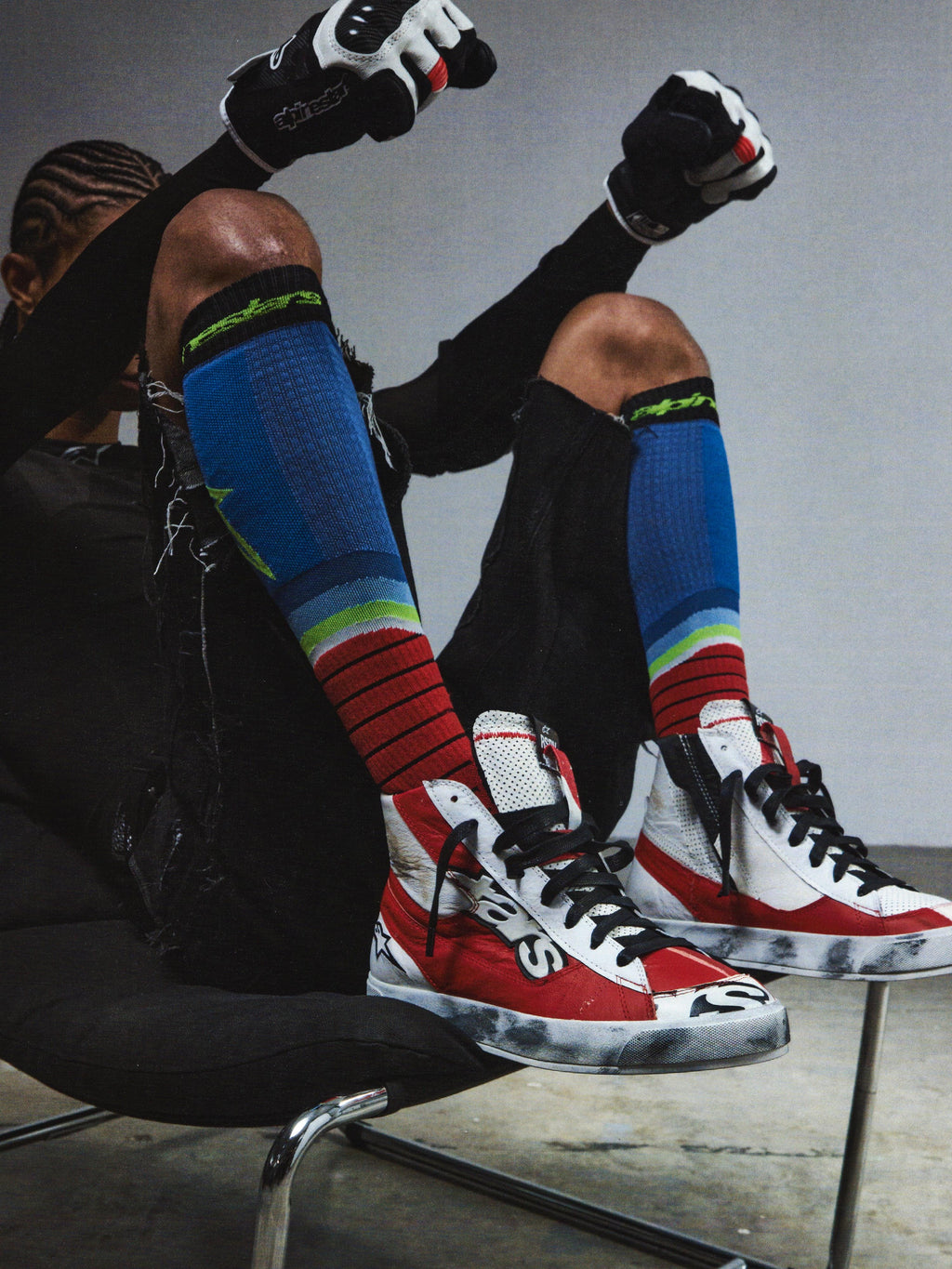 Alpinestars RSRV Legacy Shoe, scarpe casual streetwear unisex, rosse, bianche e nere, con lacci neri e logo, indossate con calzini a righe colorate