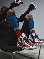 Alpinestars RSRV Legacy Shoe, scarpe casual streetwear unisex, rosse, bianche e nere, con lacci neri e logo, indossate con calzini a righe colorate