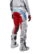 Alpinestars pantaloni Racer Hana 2024, pantaloni da motocross, bianco multicolore con accenti rossi e blu, vista posteriore con grande logo sulla seduta, indossati con stivali da motocross bianchi e neri, progettati per prestazioni e durata fuoristrada