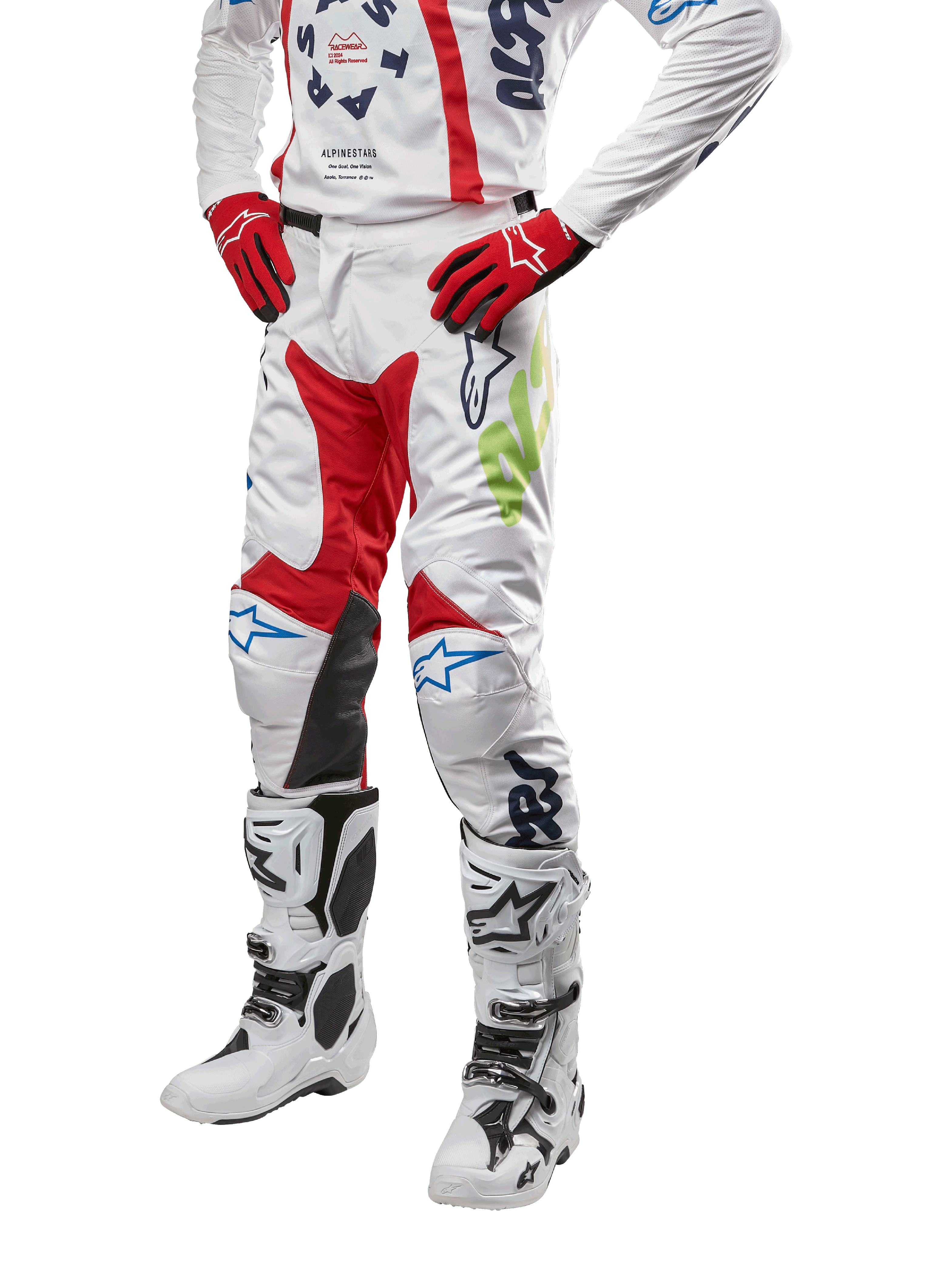 Pantaloni Alpinestars Racer Hana 2024, pantaloni da motocross, bianco con accenti rosso, blu e verde lime, design protettivo con pannelli in pelle sulle ginocchia, abbinati a maglia coordinata, guanti rossi e stivali bianchi con fibbie, outfit sportivo da motocross