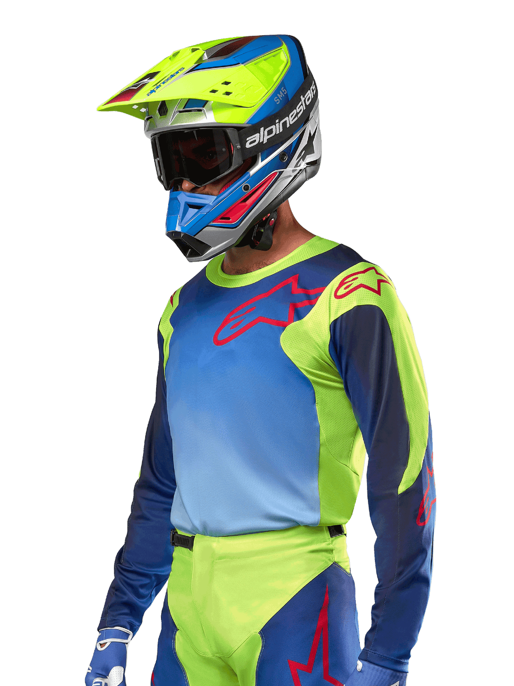 Alpinestars maglia Racer Hoen 2024, maglia da motocross, giallo fluo e blu night navy con loghi rossi, indossata con un casco coordinato giallo, blu e rosso e guanti blu, abbigliamento vivace per corse fuoristrada
