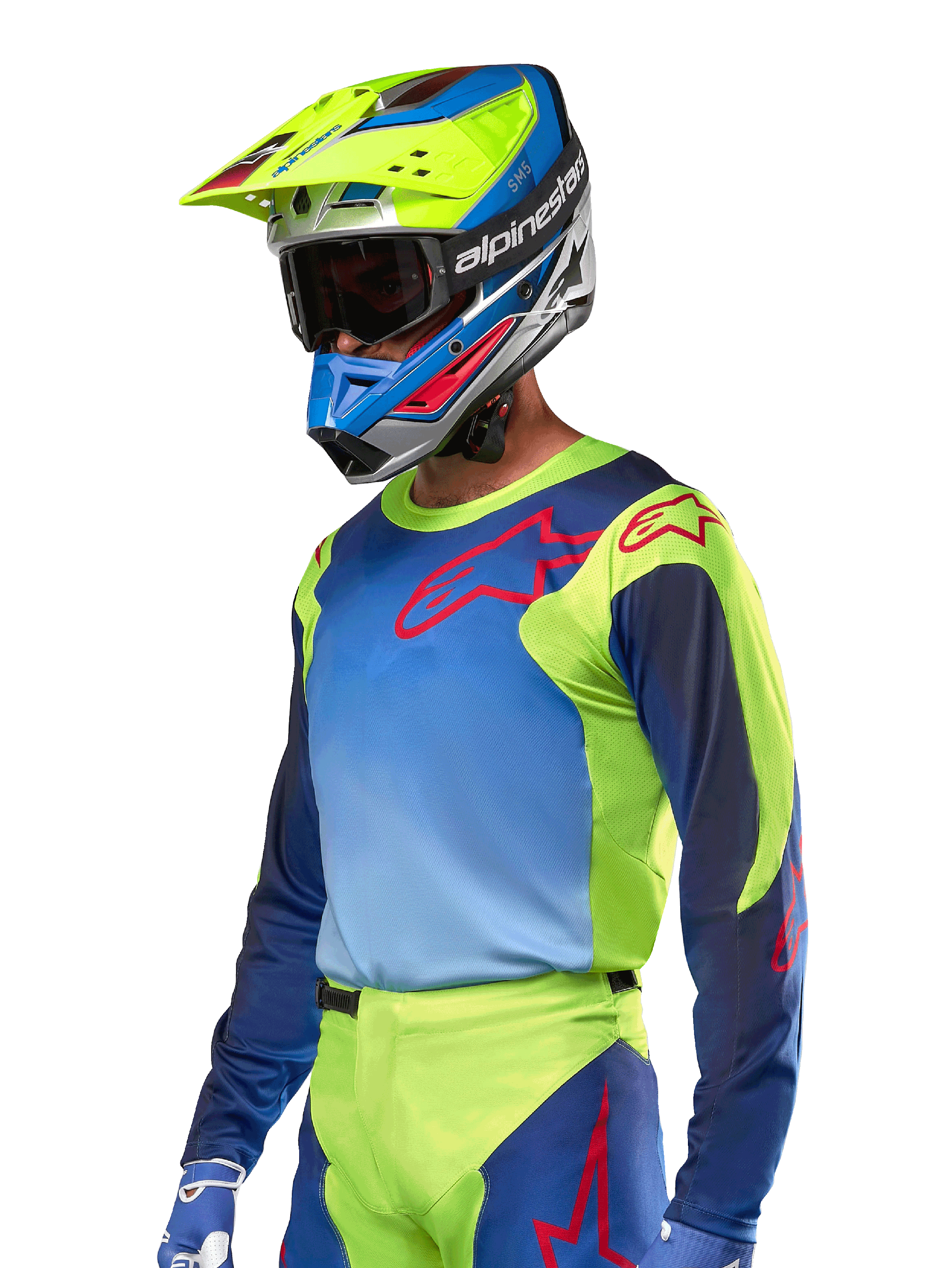 Alpinestars maglia Racer Hoen 2024, maglia da motocross, giallo fluo e blu night navy con loghi rossi, indossata con un casco coordinato giallo, blu e rosso e guanti blu, abbigliamento vivace per corse fuoristrada