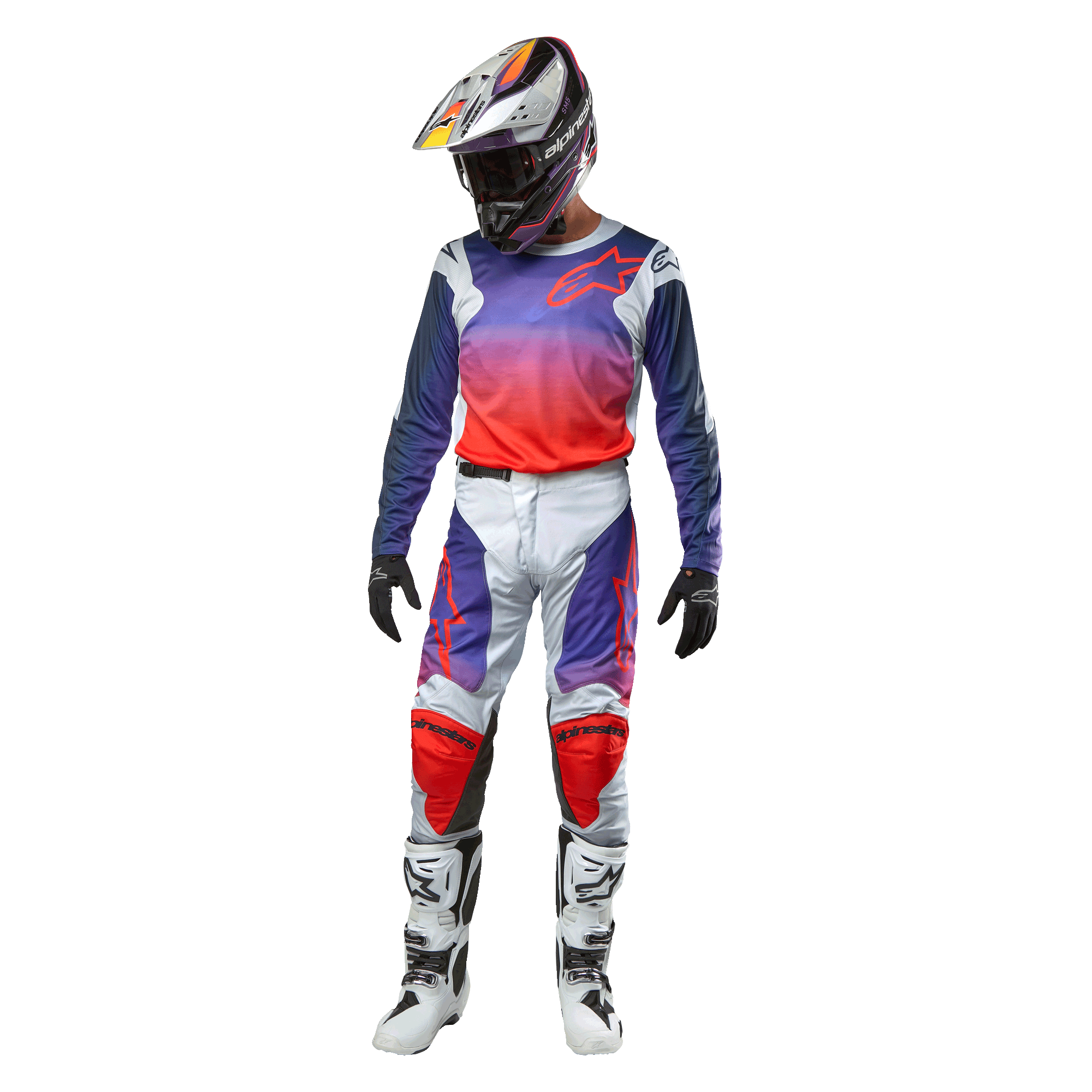 Alpinestars 2024 Racer Hoen Pants, pantaloni da motocross grigio chiaro con accenti arancioni e blu, indossati con maglia sfumata coordinata, casco, guanti neri e stivali bianchi, equipaggiamento protettivo completo