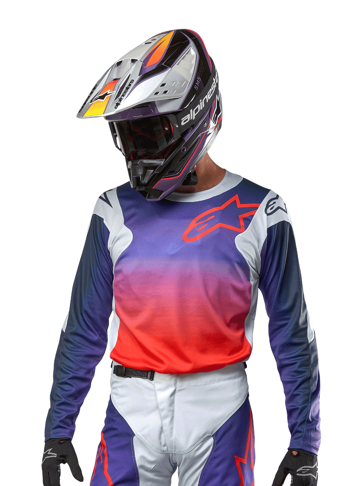 Alpinestars Maglia Racer Hoen 2024, maglia da motocross, gradiente viola e arancione acceso con maniche blu scuro, inserti grigio chiaro sulle spalle, indossata con pantaloni da corsa e casco coordinati, abbigliamento completo da fuoristrada