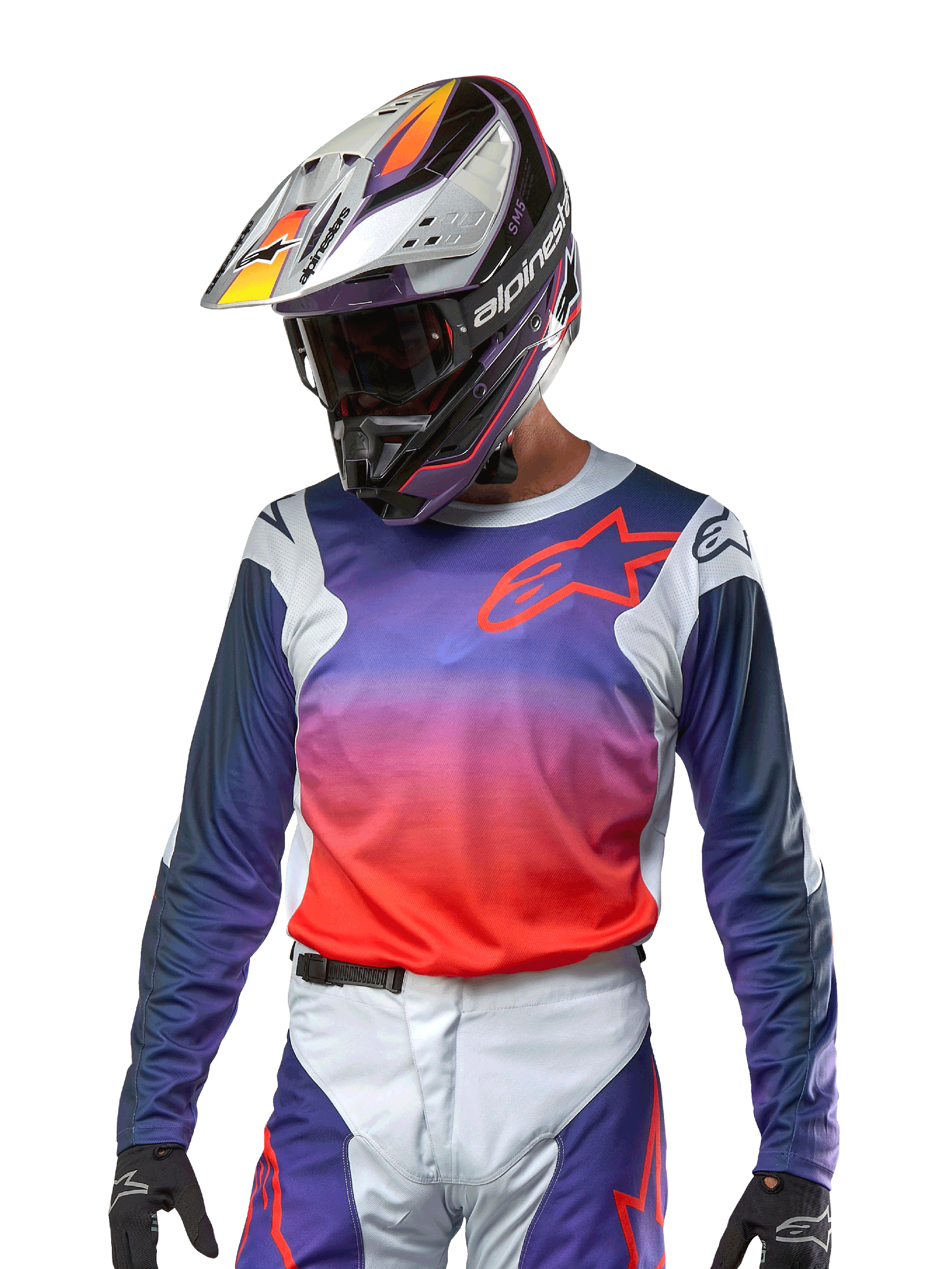 Alpinestars Maglia Racer Hoen 2024, maglia da motocross, gradiente viola e arancione acceso con maniche blu scuro, inserti grigio chiaro sulle spalle, indossata con pantaloni da corsa e casco coordinati, abbigliamento completo da fuoristrada