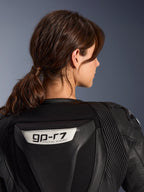 Tuta in pelle Alpinestars Stella GP-R7 2 Pezzi, nero, vista ravvicinata del retro con logo GP-R7 sulla gobba aerodinamica, pannelli in pelle a fisarmonica sulle spalle, costruzione premium racing per donna