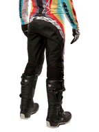 Alpinestars Pantaloni Stella Techstar 2024 da donna, pantaloni da motocross, nero multicolore, vista posteriore con vistoso marchio bianco sulla seduta, indossati con stivali Tech 3 neri e maglia multicolore coordinata, abbigliamento professionale per corse fuoristrada.
