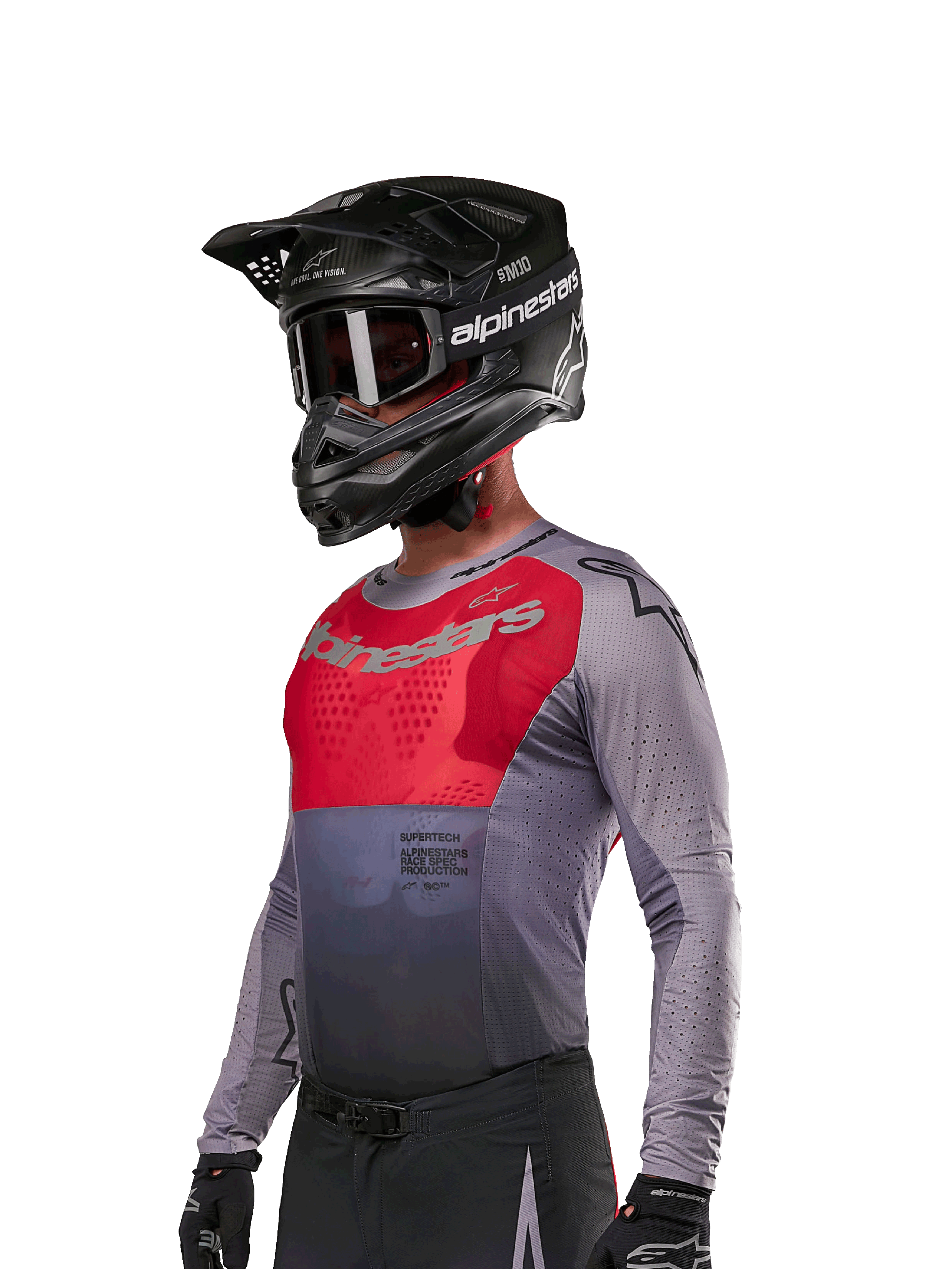 Alpinestars 2024 Supertech Dade Jersey, maglia da motocross a maniche lunghe, rosso e grigio con perforazioni tagliate al laser, indossata da un pilota con casco e guanti neri, vestibilità racing atletica