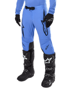 Alpinestars 2024 Supertech Dade Pants, pantaloni da motocross, blu chiaro con loghi grafici neri, con perforazioni ventilate e fibbia magnetica in vita, abbinati a stivali e guanti tecnici neri, equipaggiamento professionale da corsa fuoristrada