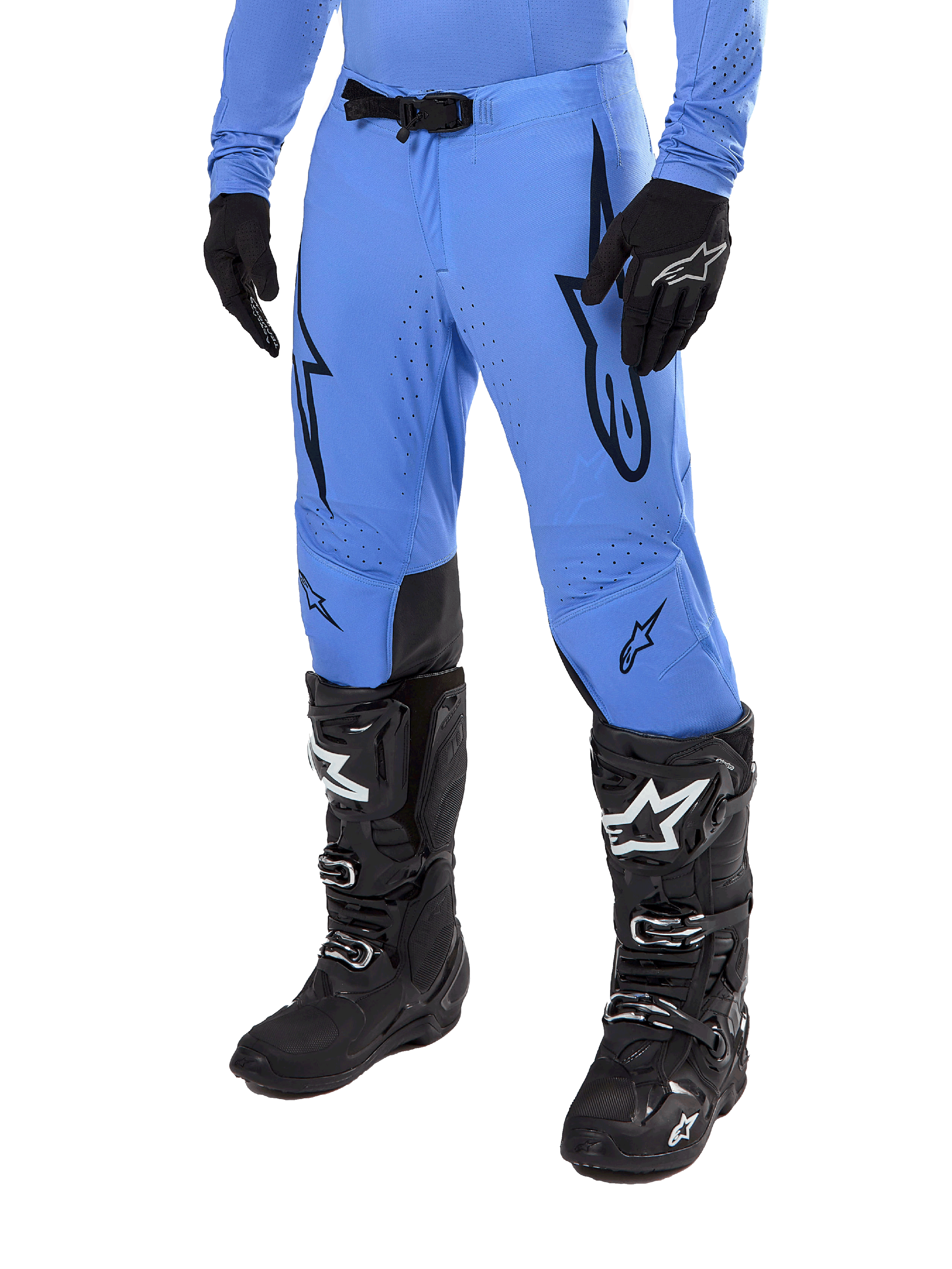 Alpinestars 2024 Supertech Dade Pants, pantaloni da motocross, blu chiaro con loghi grafici neri, con perforazioni ventilate e fibbia magnetica in vita, abbinati a stivali e guanti tecnici neri, equipaggiamento professionale da corsa fuoristrada