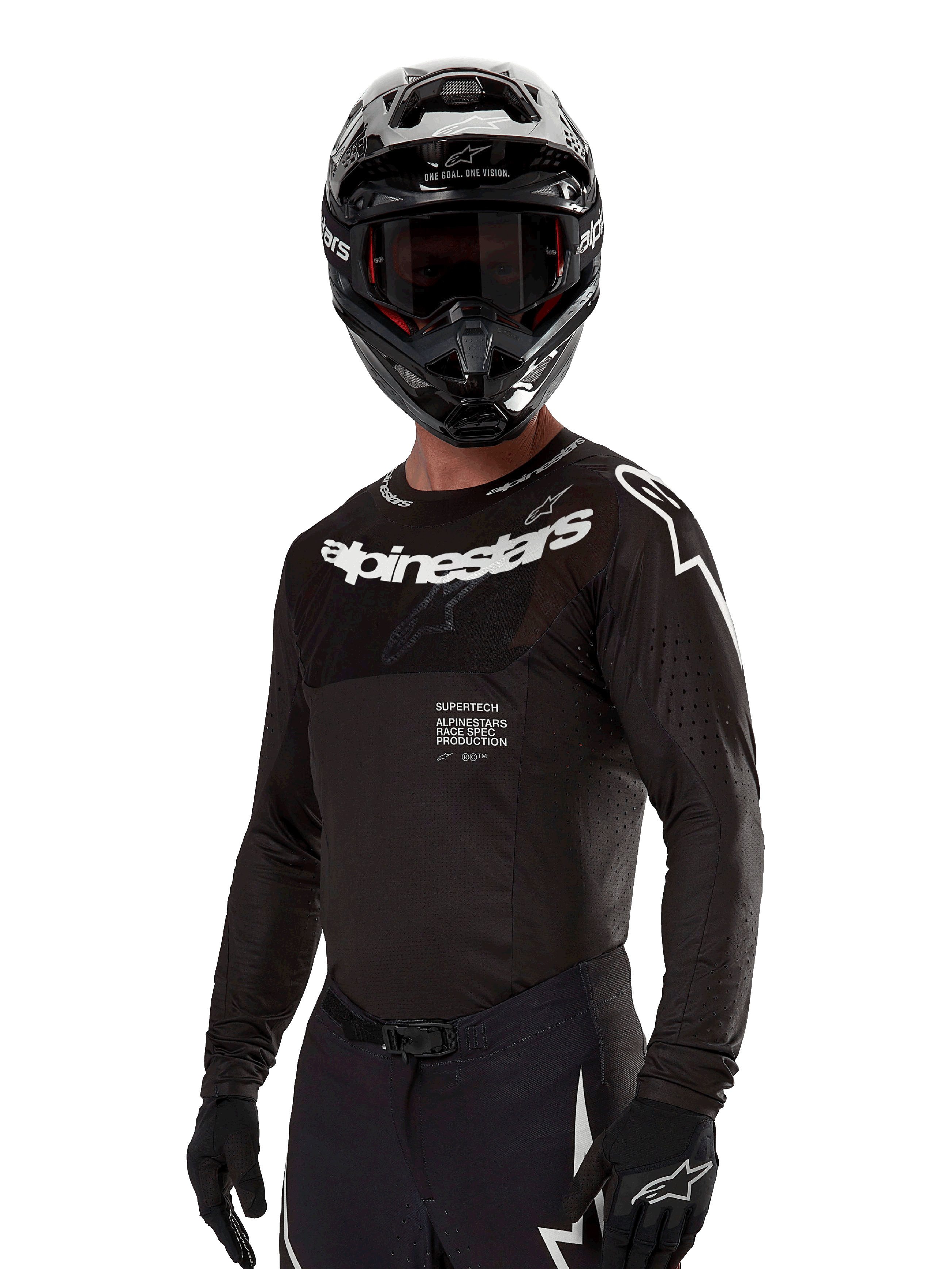 Alpinestars 2024 Supertech Ward Jersey, maglia da motocross, nero e bianco, abbigliamento tecnico a maniche lunghe con branding Alpinestars in evidenza, indossata con casco e guanti coordinati, vestibilità atletica per la guida fuoristrada