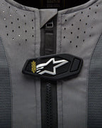 Dettaglio Alpinestars Tech-Air 5 Airbag, patta magnetica con logo a stella bianco su tessuto grigio traforato.