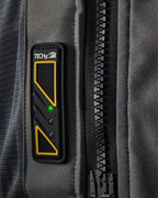 Display Led Tech-Air 5 su gilet in tessuto grigio scuro con luce verde accesa e grande cerniera nera, airbag moto.