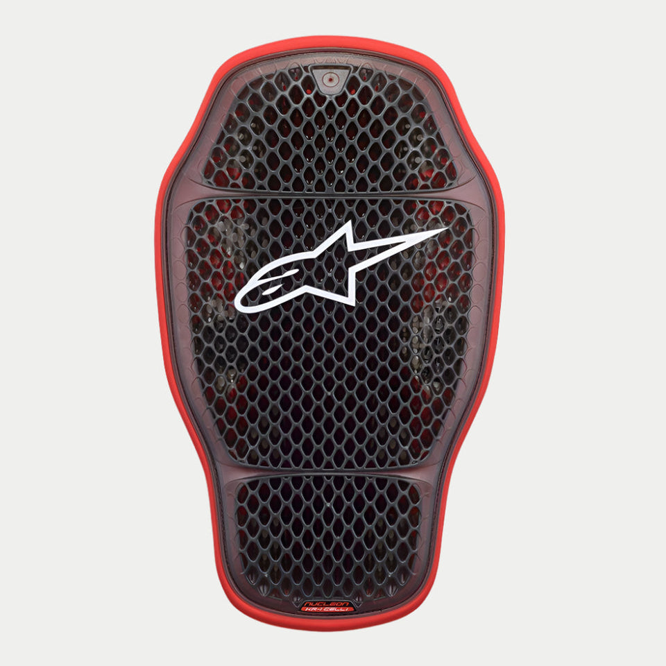 Alpinestars Nucleon KR-1 Cell i Back Protector, inserto paraschiena, rosso fumé trasparente, caratterizzato da un design a nido d'ape con microstruttura a celle, logo Alpinestars bianco centrale e bordo esterno rosso flessibile per la protezione dagli impatti in moto.