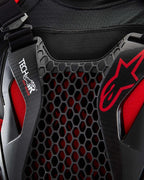 Dettaglio Airbag Tech-Air® Off-Road con protezione Nucleon CELL nera a nido d'ape e logo Alpinestars rosso.