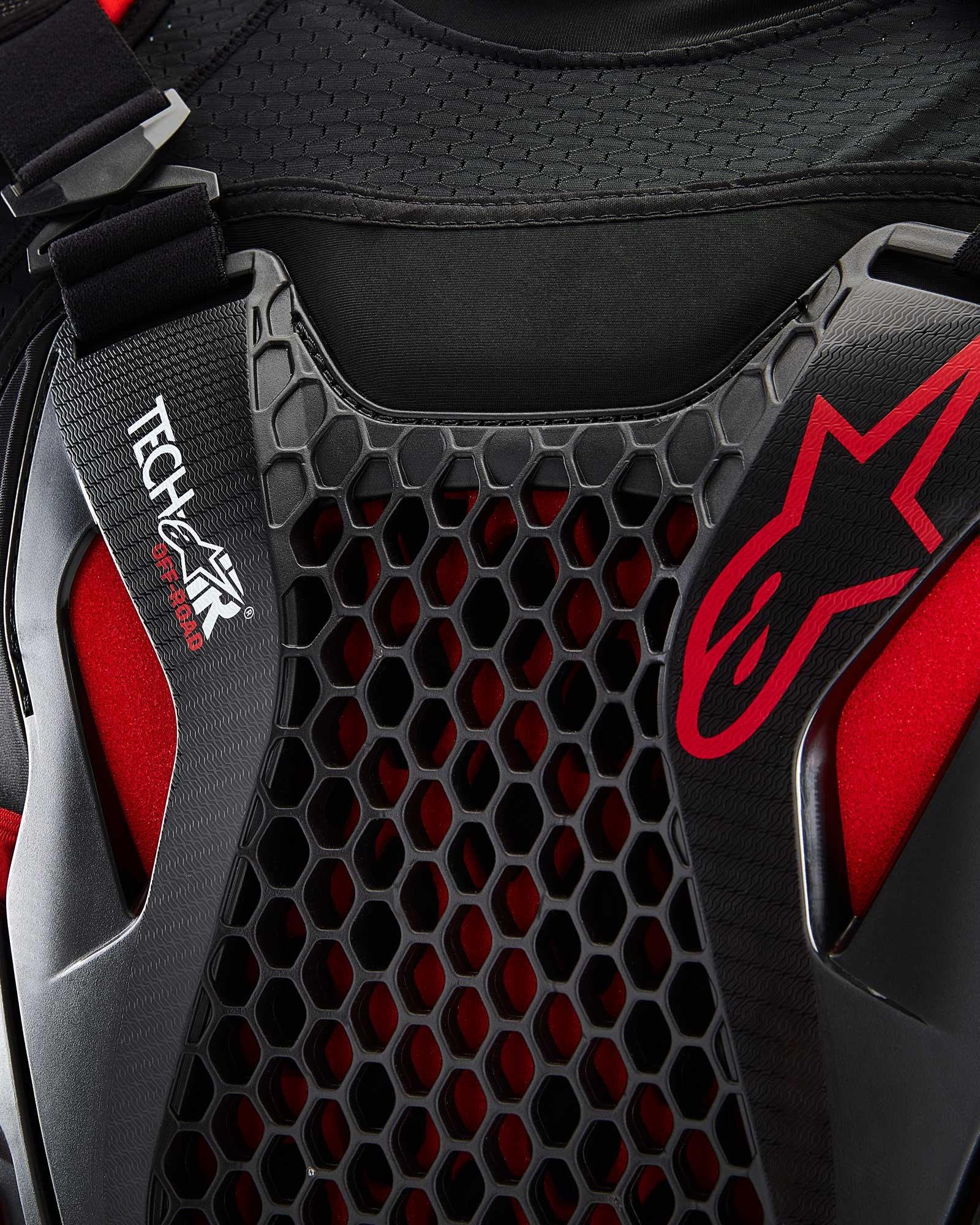Dettaglio Airbag Tech-Air® Off-Road con protezione Nucleon CELL nera a nido d'ape e logo Alpinestars rosso.