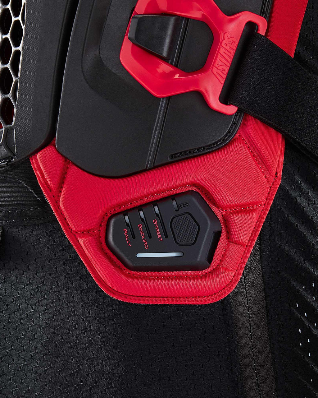 Display Led Tech-Air® Off-Road con modalità Rally, Enduro e Street su giacca protettiva in mesh nera e rossa.