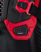 Display Led Tech-Air® Off-Road con modalità Rally, Enduro e Street su giacca protettiva in mesh nera e rossa.