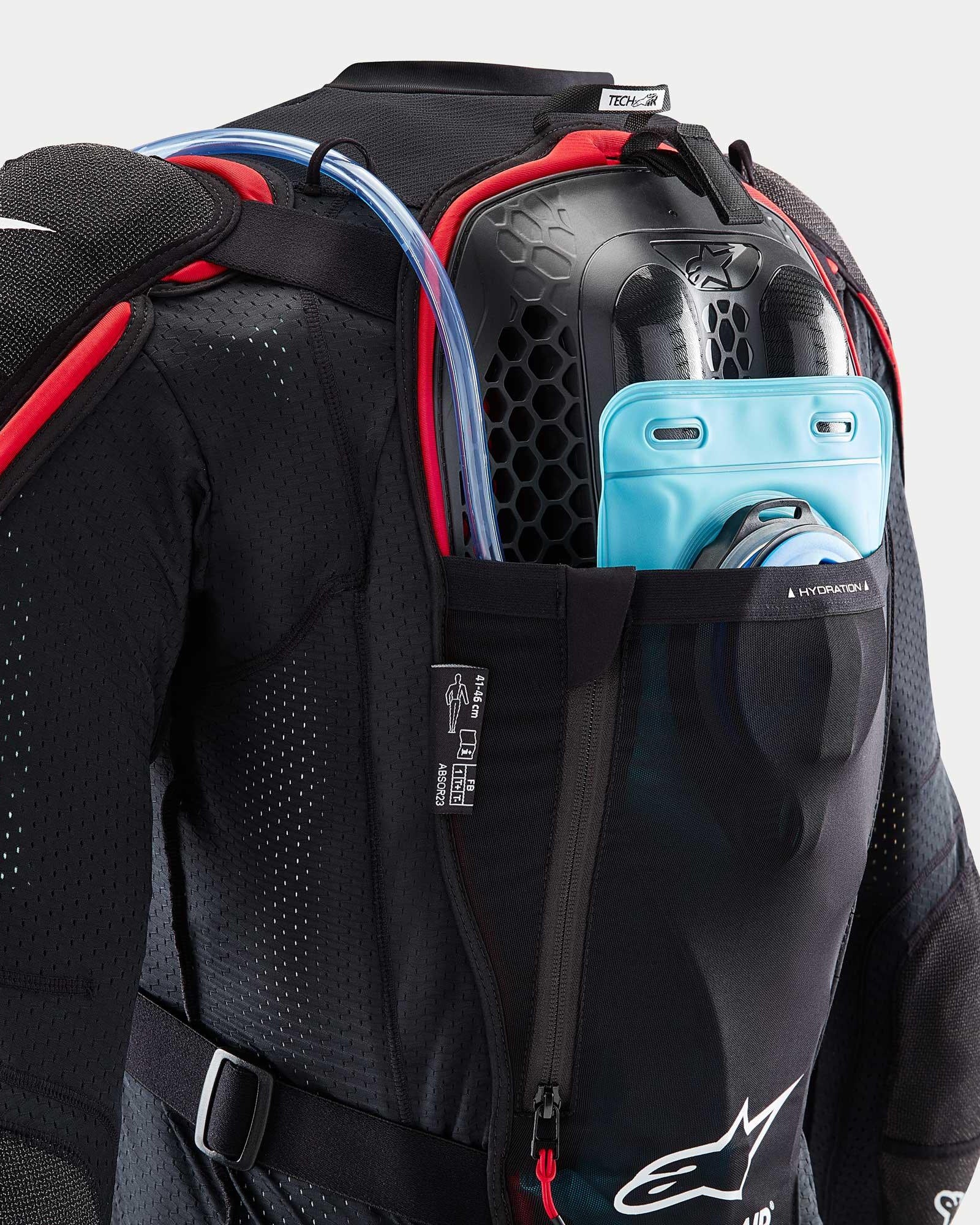 Airbag Alpinestars Tech-Air® Off-Road, giacca mesh nera e rossa con sacca idrica azzurra e paraschiena a nido d'ape.