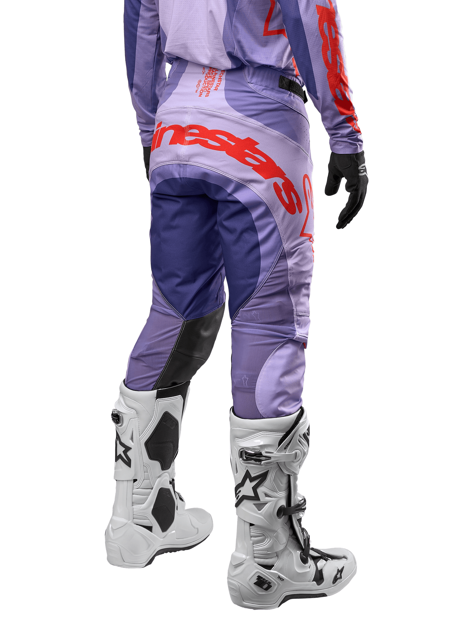Alpinestars 2024 Techstar Ocuri Pants, pantaloni da motocross viola e arancione, vista posteriore, logo Alpinestars sul retro, indossati con stivali Tech 10 bianchi e guanti neri, equipaggiamento per fuoristrada
