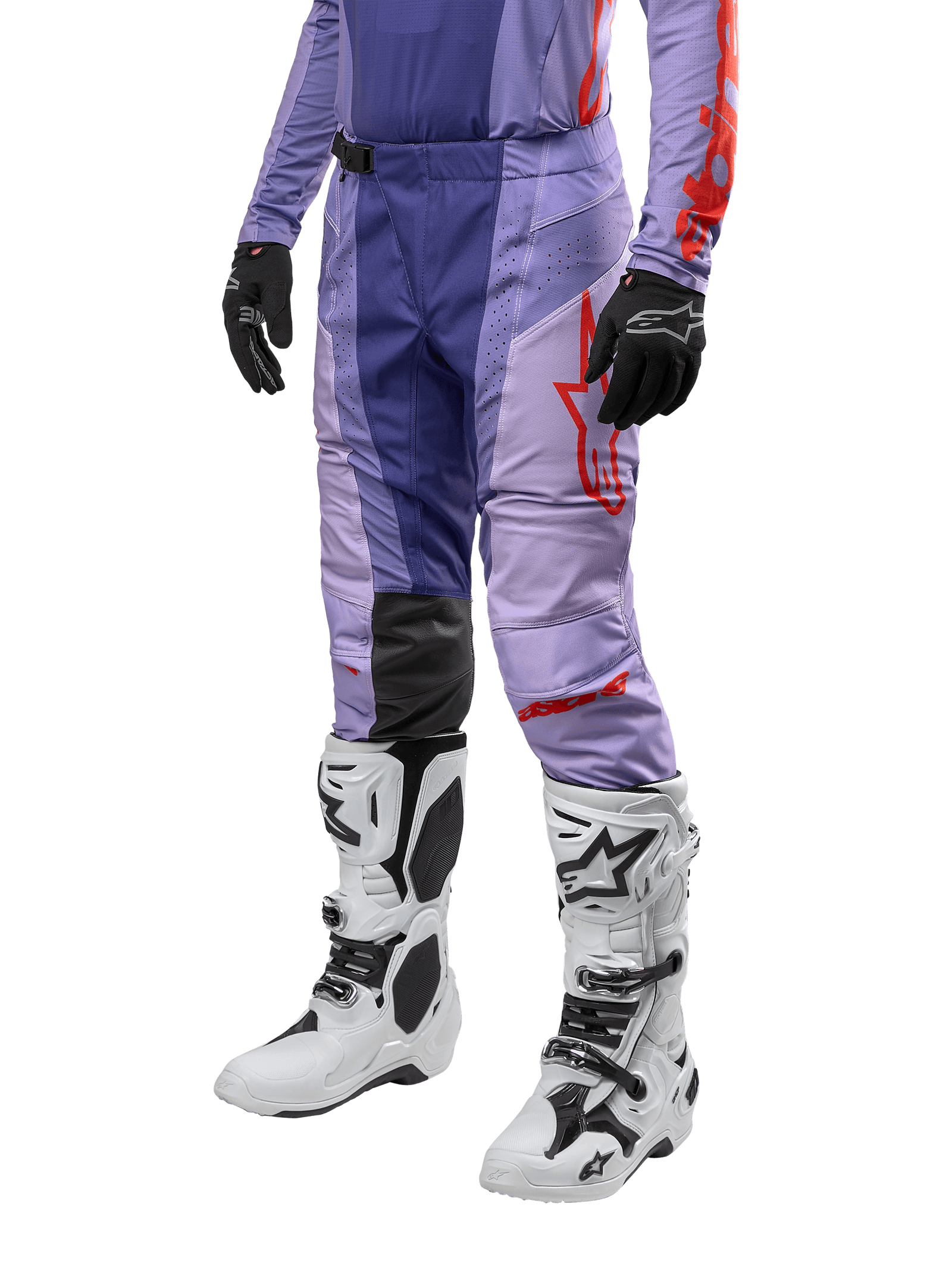 Alpinestars 2024 Techstar Ocuri Pants, pantaloni da motocross viola e arancione acceso, logo rosso, indossati con stivali da motocross bianchi e guanti neri, abbigliamento protettivo per fuoristrada